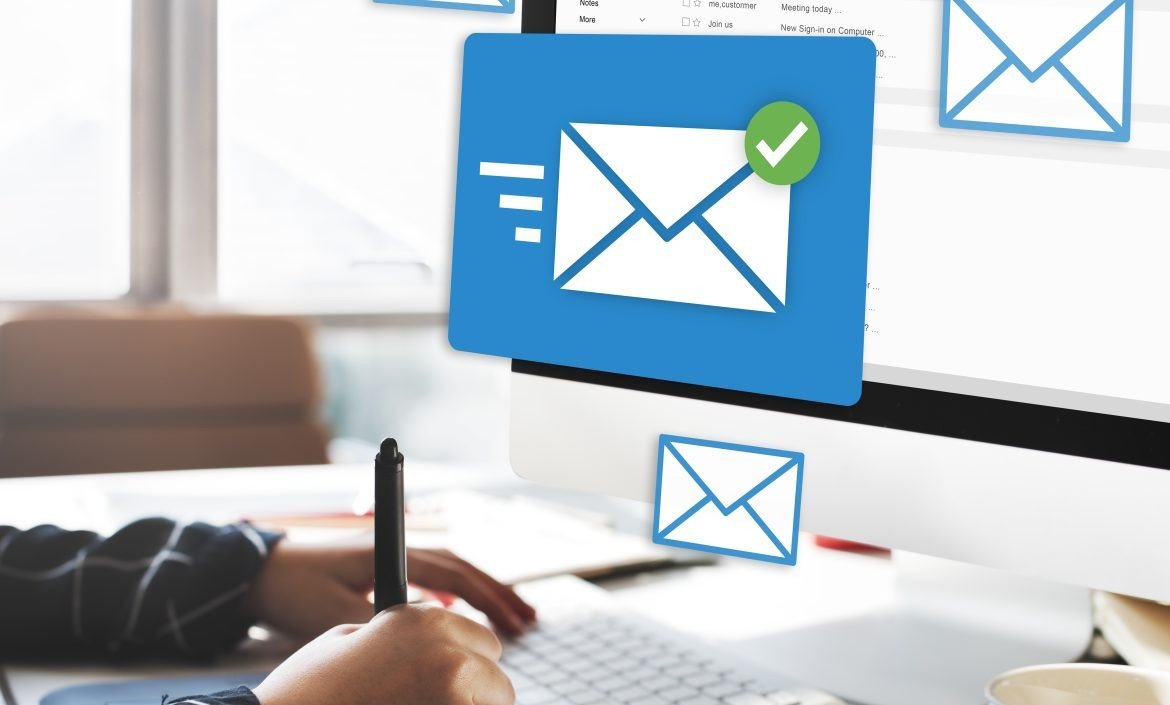 Team che gestisce le comunicazioni email in modo efficiente
