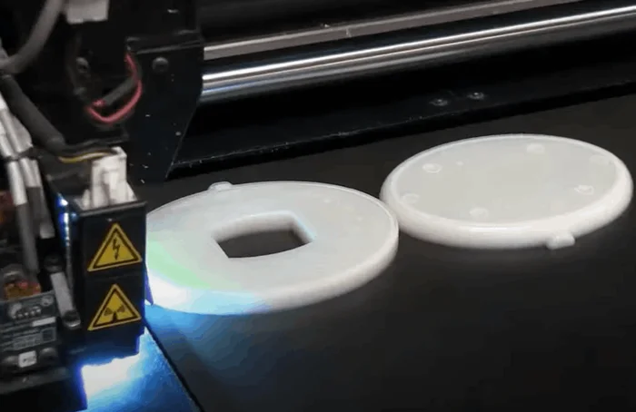 Stampante Material Jetting con dischi fotopolimero appena stampati